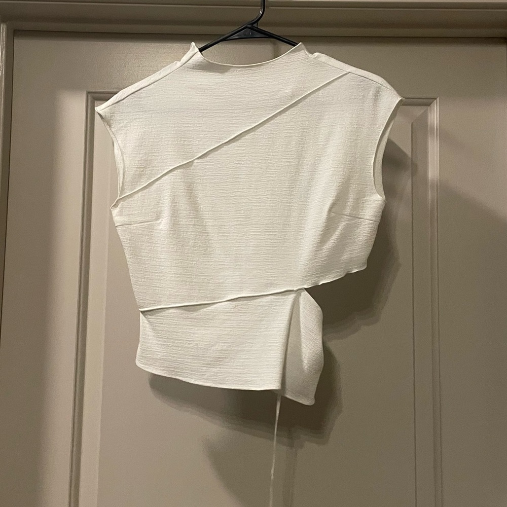 White short sleeve crop top with open slit from zara. Brand new with tags. S